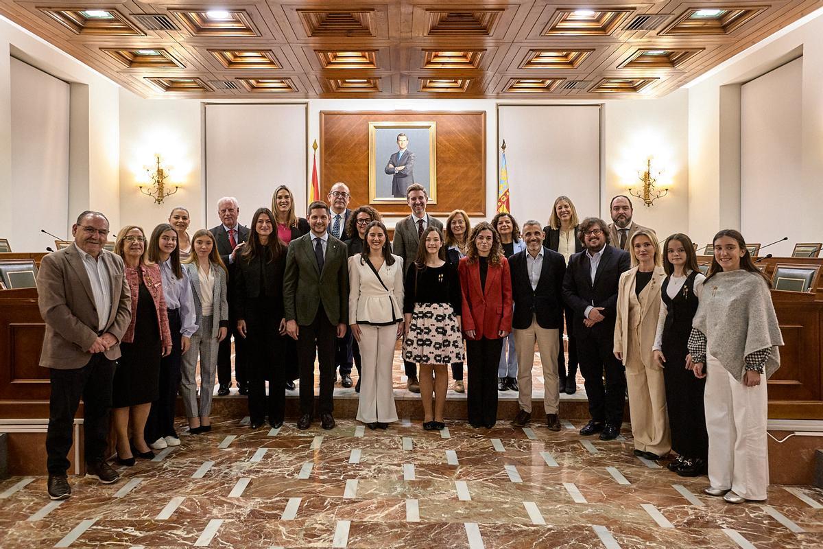 FOTO DE TOTS ELS PARTICIPANTS EN L’ACTE EN LA QUE S’INCLOUEN, EXFALLERES MAJORS I EL PRESIDENT DE LA JUNTA MAJOR DE GERMANDATS DE LA SETMANA SANTA, EMILI RIPOLL I LA PADRINA DE LA SETMANA SANTA I CAMBRERA DEL CRIST RESSUSCITAT, JUANA GREGORI.
