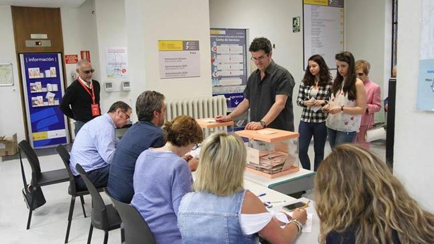 Una mesa electoral en Ourense durante las pasadas elecciones generales. // Iñaki Osorio