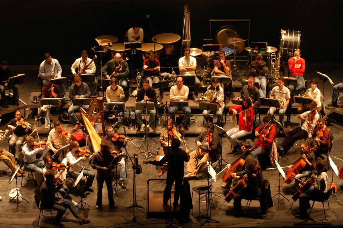 Año 2004. La Oex durante la primera grabación de un disco