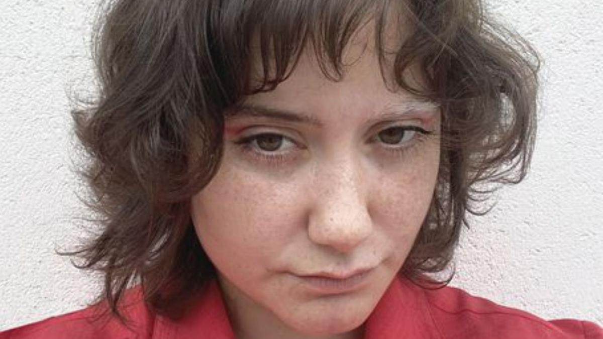 Amara Caruncho (i.) y uno de sus estilismos.   | // SERGIO PENA