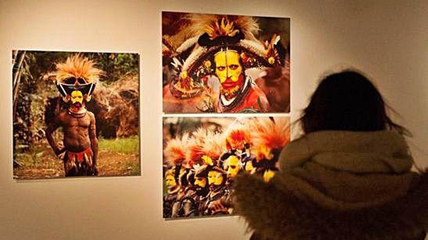 Una mujer contempla una de las exposiciones.