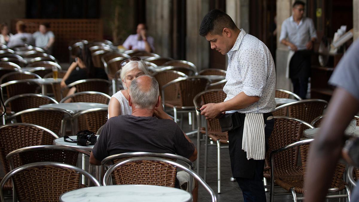 El paro baja en 67.000 personas en abril