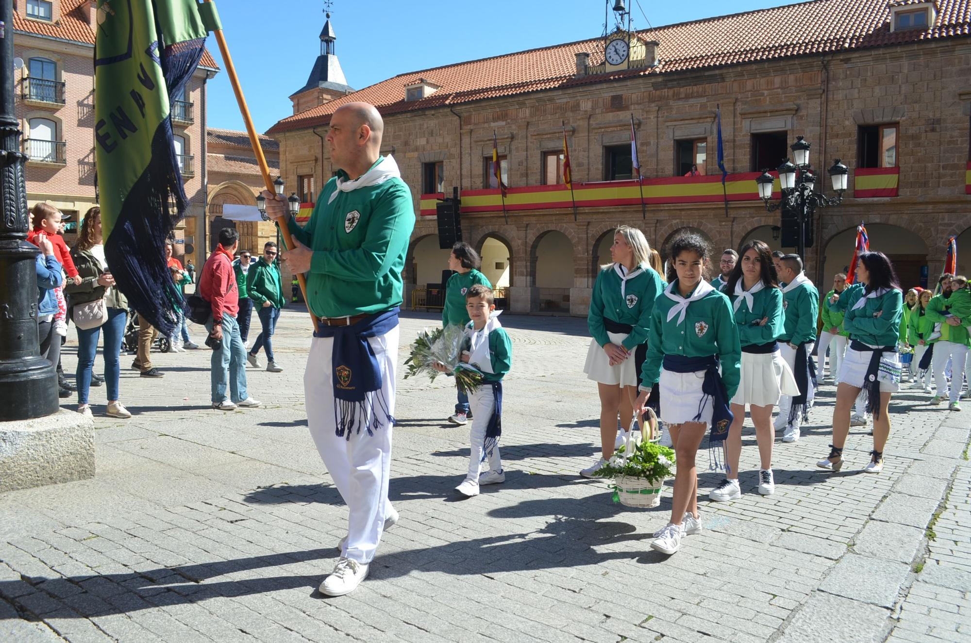 Fiestas de la Veguilla en Benavente: La patrona procesiona blindada por las doce peñas oficiales