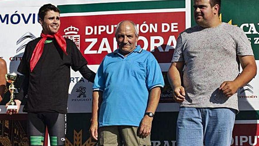El zamorano Jorge Bueno, en el podio, ataviado con camiseta y pañuelo de Cabañas de Sayago.