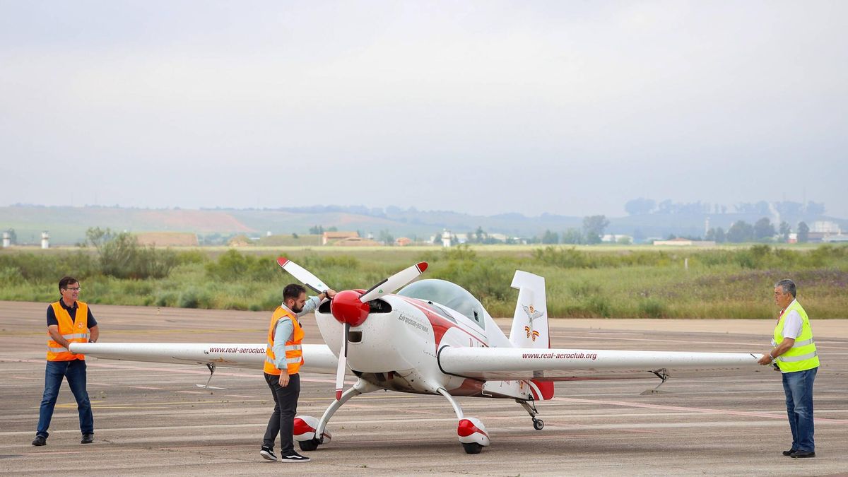 El instructor, el alumno y el presidente, con el avión acrobático de RACE, ayer.