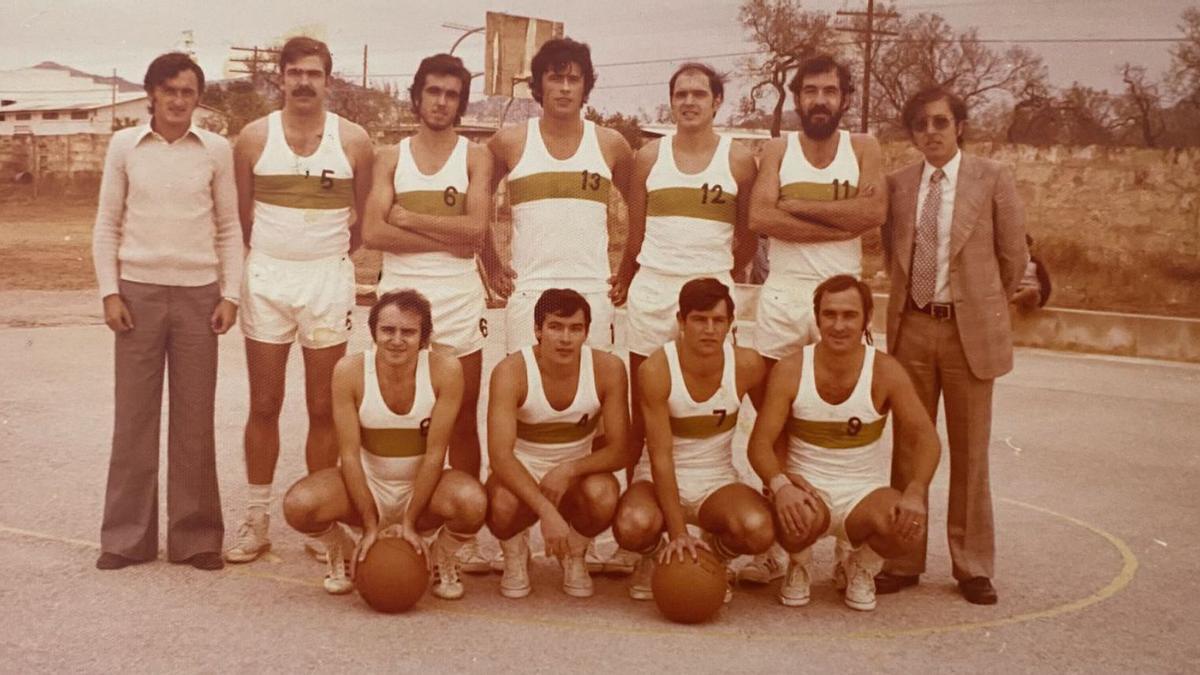 Formación del equipo llucmajorer durante su militancia en Tercera Nacional 1974.