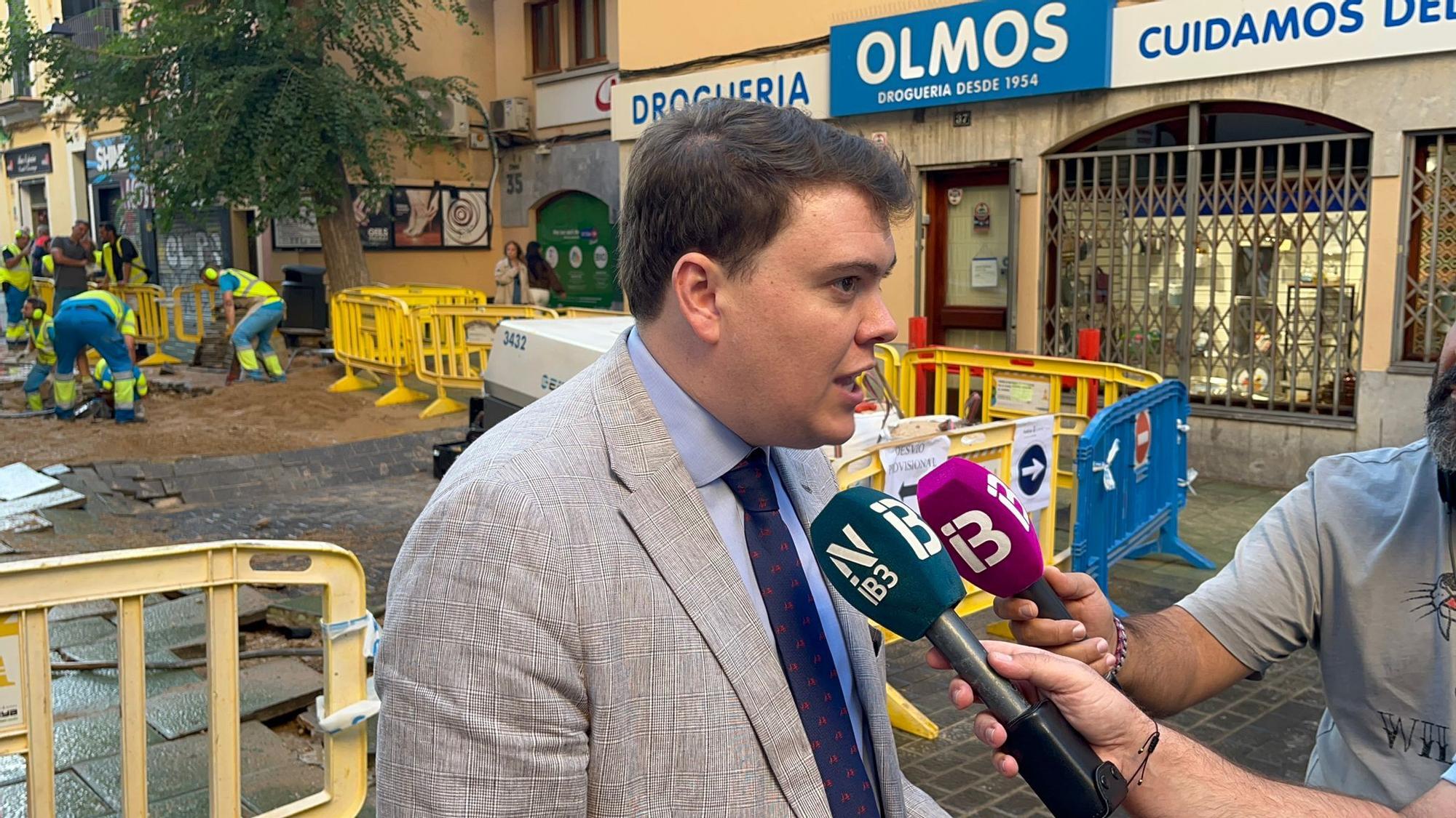 La rotura de una tubería inunda la calle Olmos