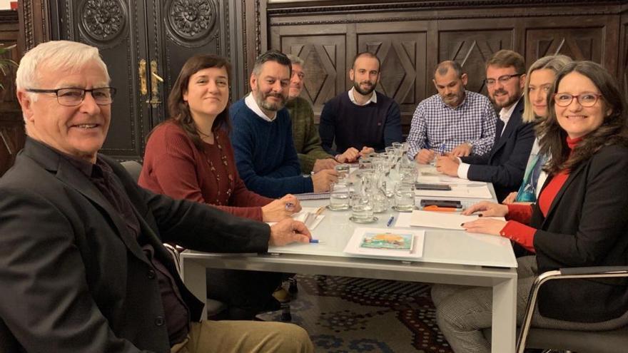 Reunión celebrada ayer entre Ribó y Oltra, ayer, en el Ayuntamiento.