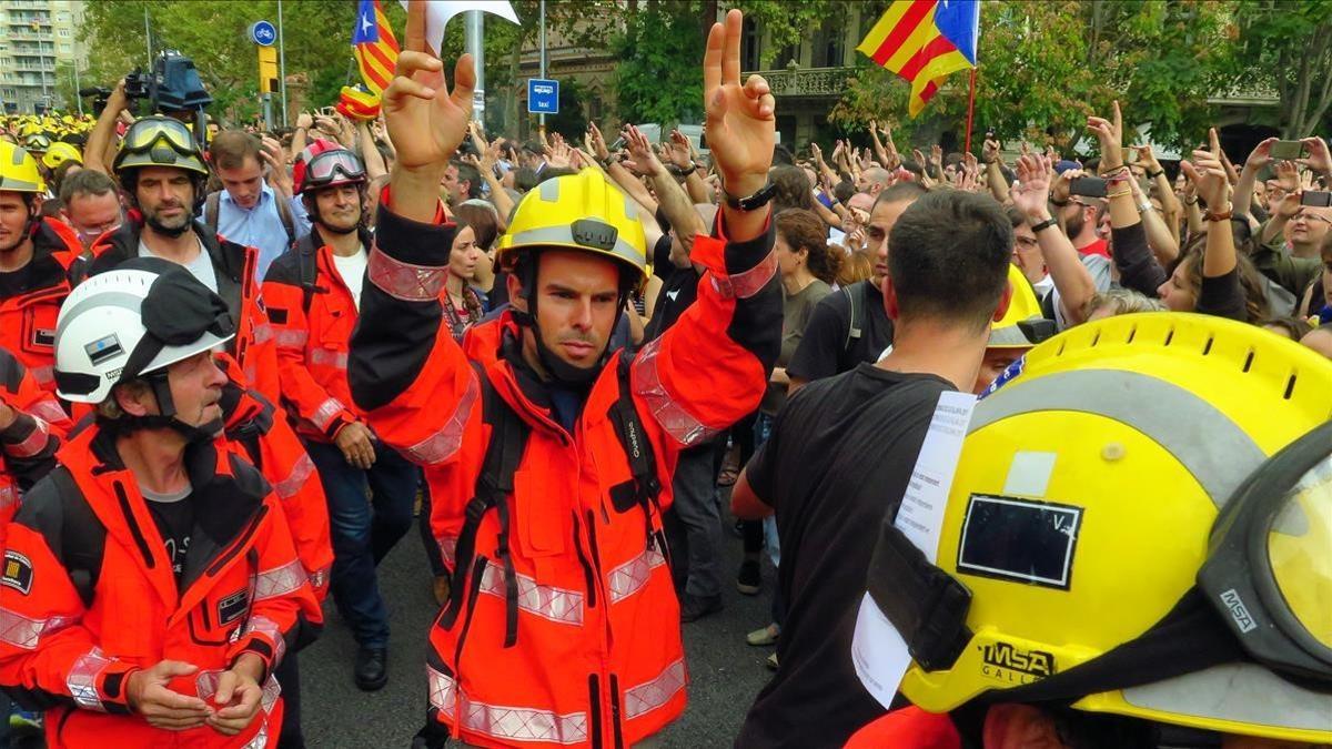 Los manifestantes, entre ellos los bomberos, se desplazan de la escuela ramon Llull hasta plaza Catalunya.