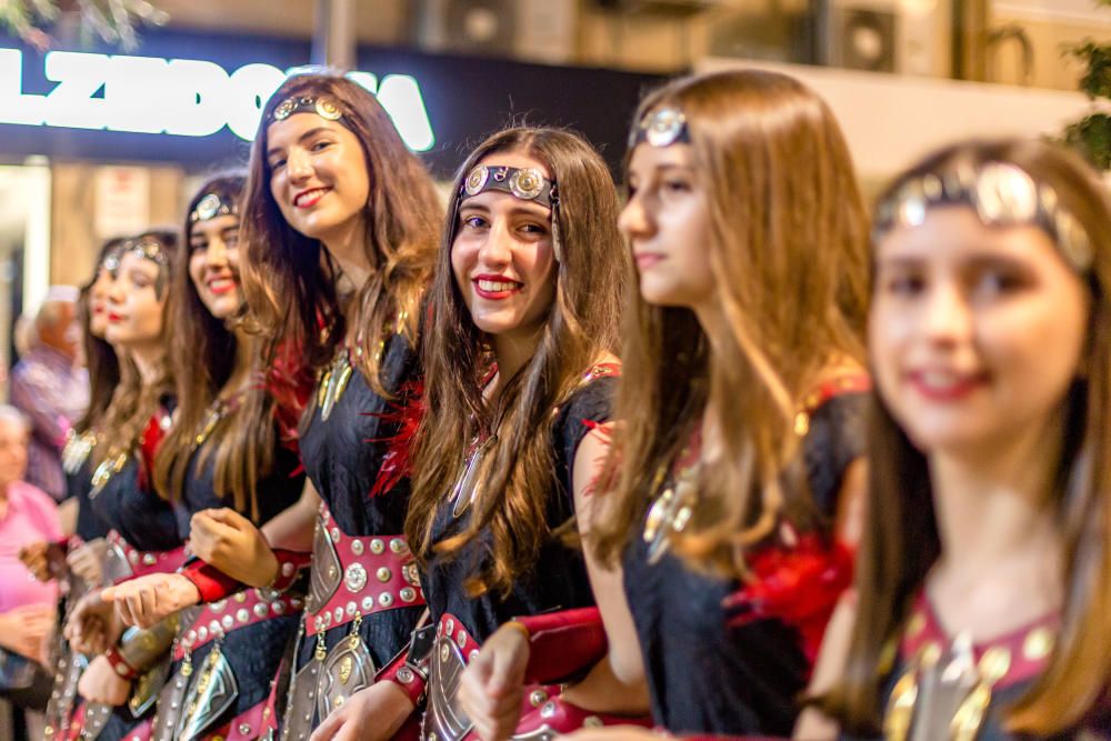 Los Moros y Cristianos hacen suyas las calles de Benidorm.