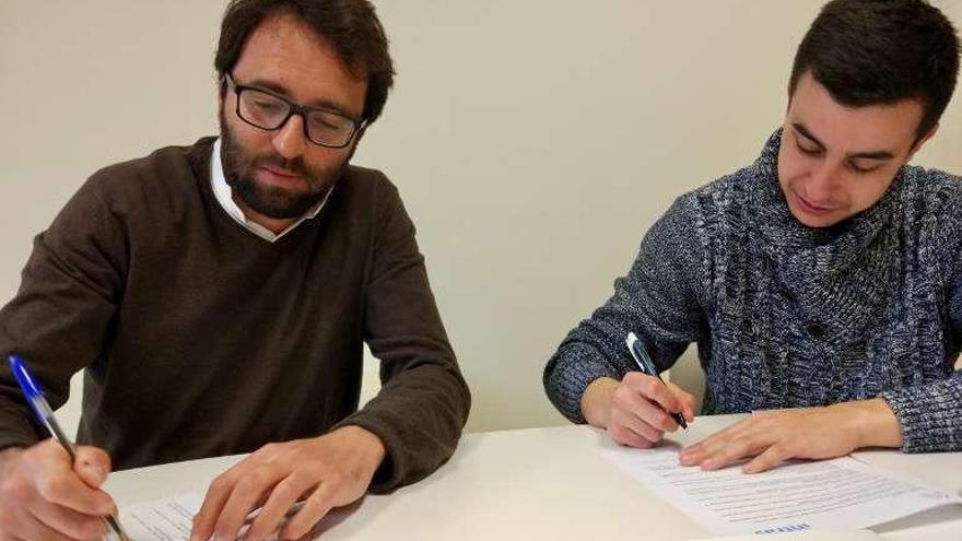 Pablo Sánchez y Daniel Illán firman el convenio.