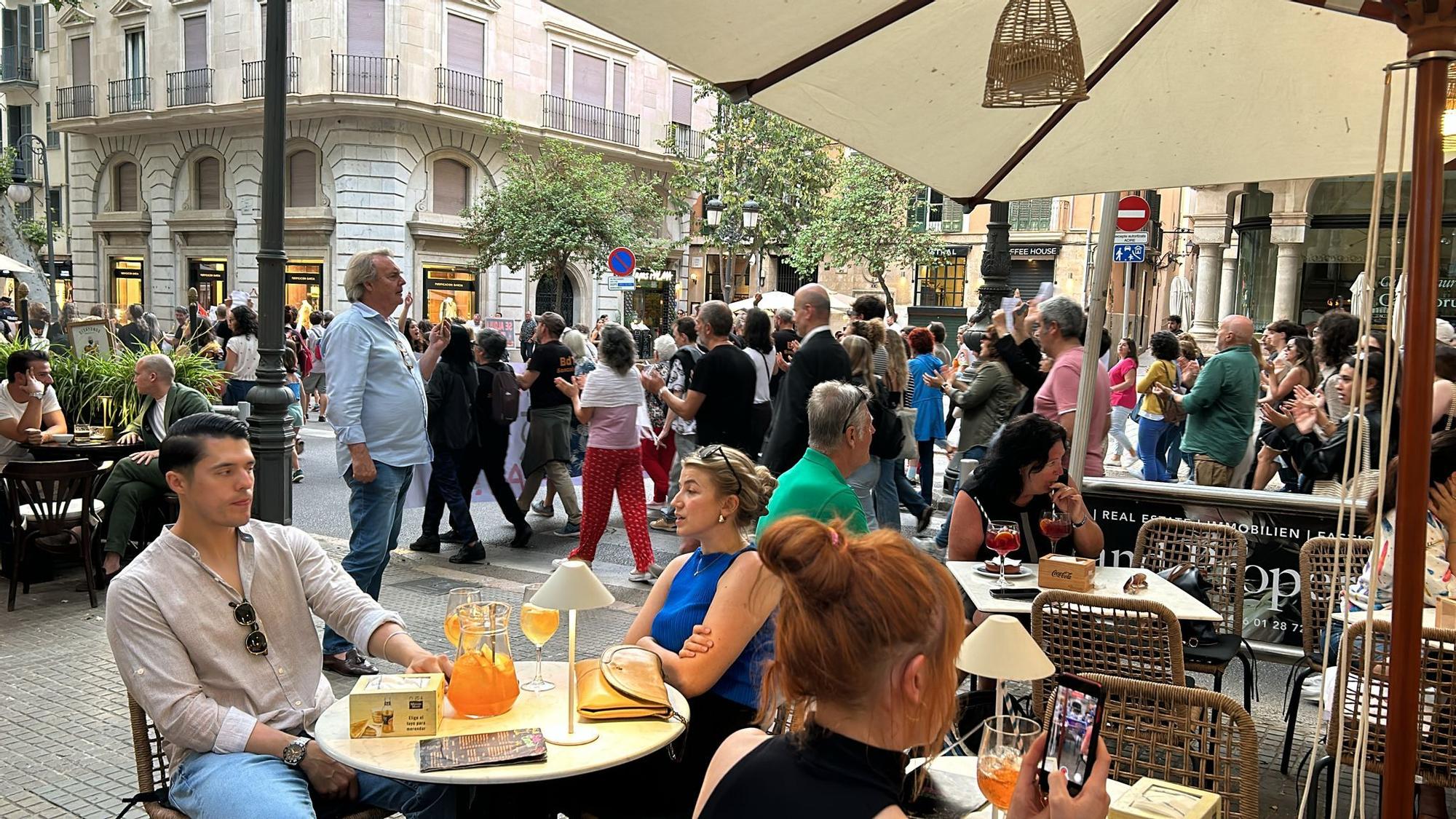 Las imagenes de la manifestación por el derecho a la vivienda y contra la masificación turística