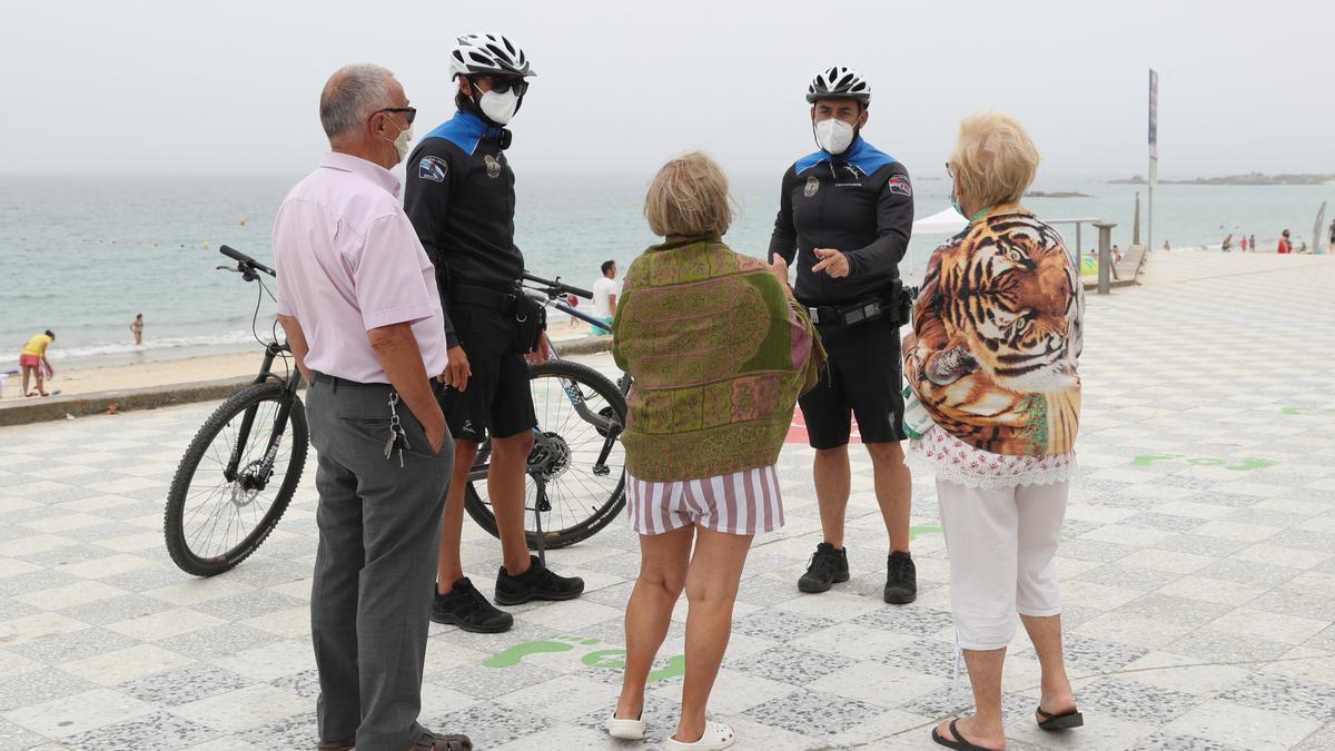 Agentes de la Policía Local de Vigo en la playa de Samil.