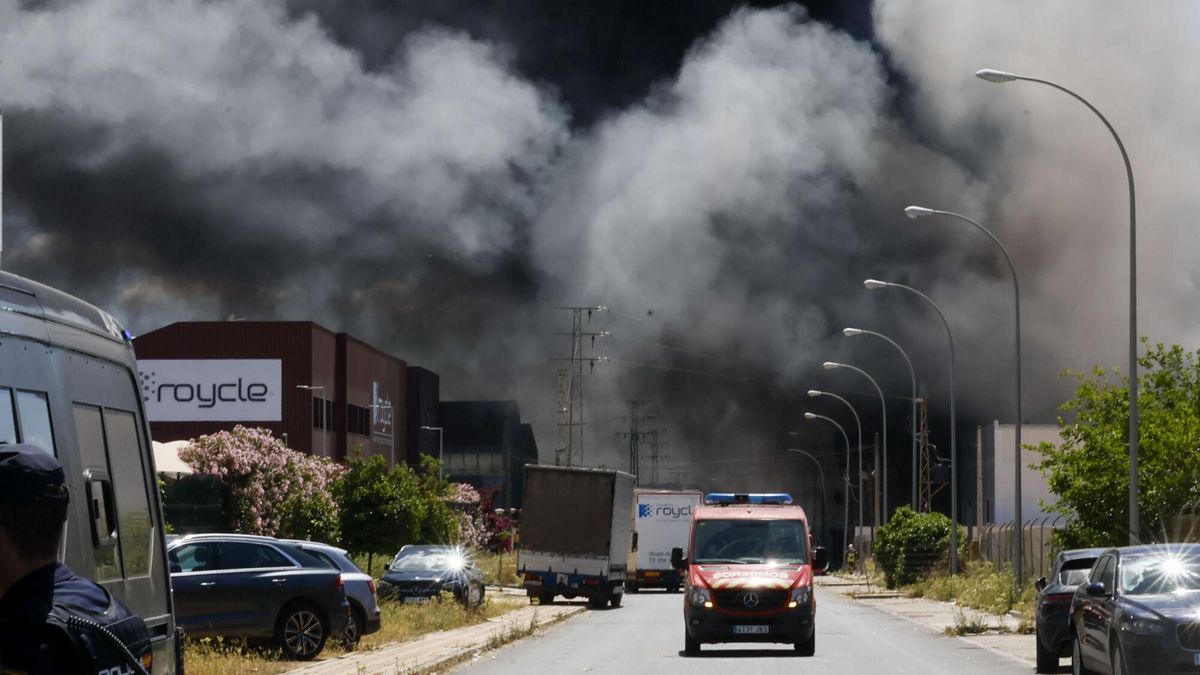 Un ambulancia en el polígono La Red, donde se ha declarado el incendio.