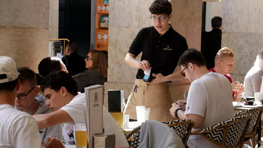 Video: Pagament amb targeta i comandes amb dispositius electrònics: comerç i restauració de Girona recuperen la normalitat