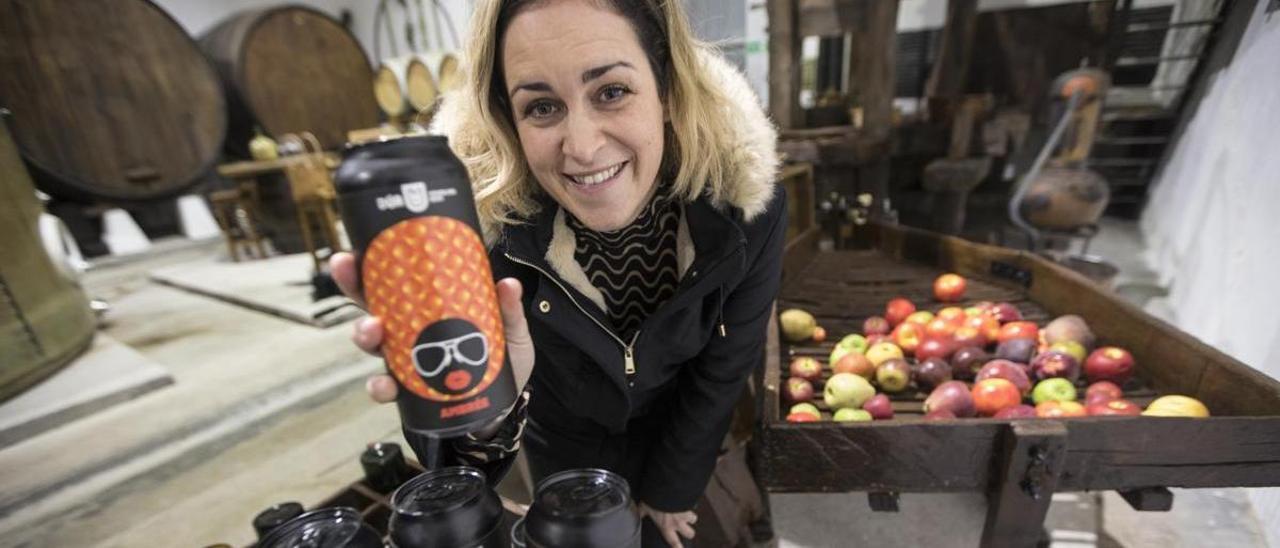 Blanca Fresno, en el lagar Viuda de Angelón, con su cerveza con aire sidrero.
