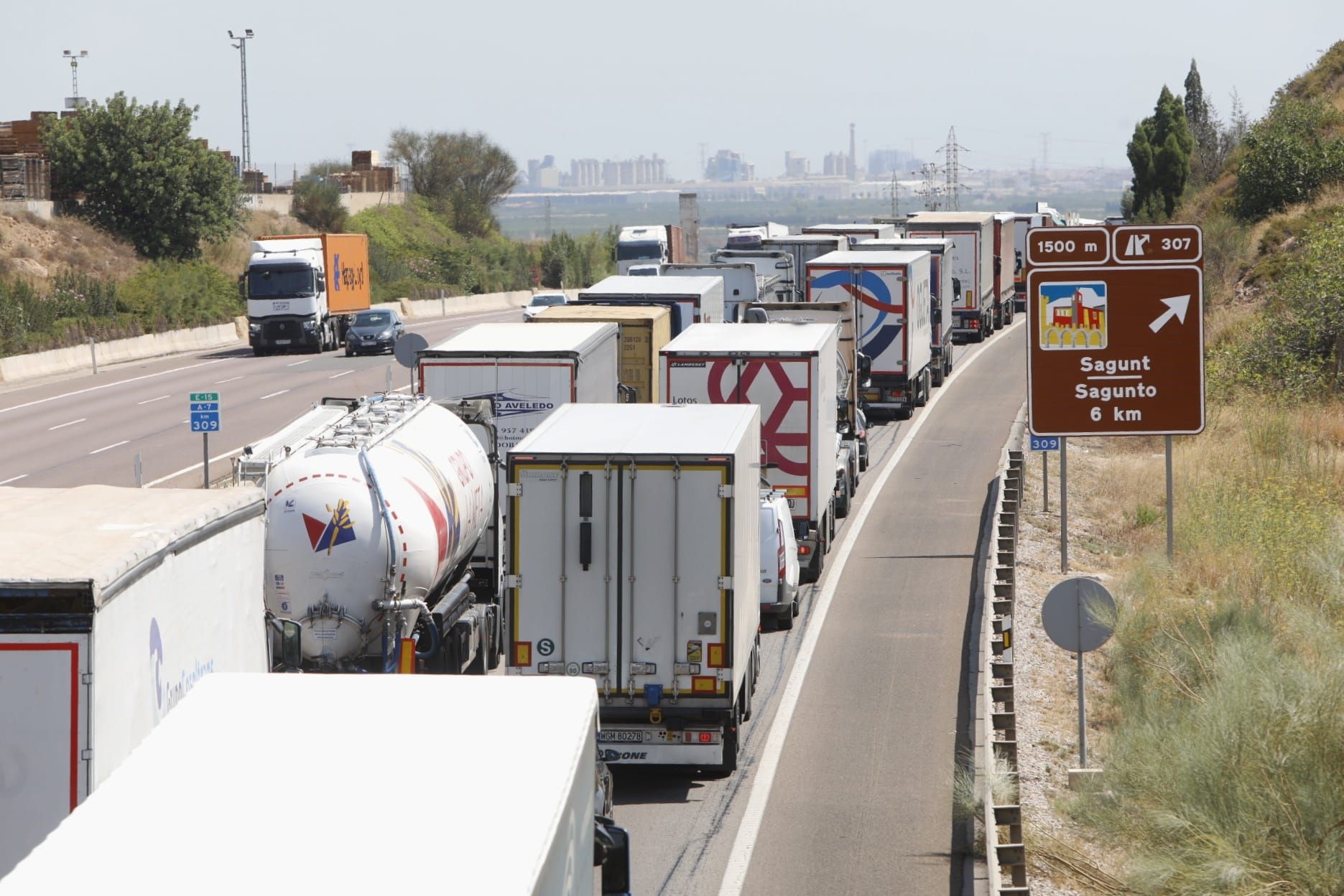 Accidente entre dos camiones en la A-7 a la altura de Puçol