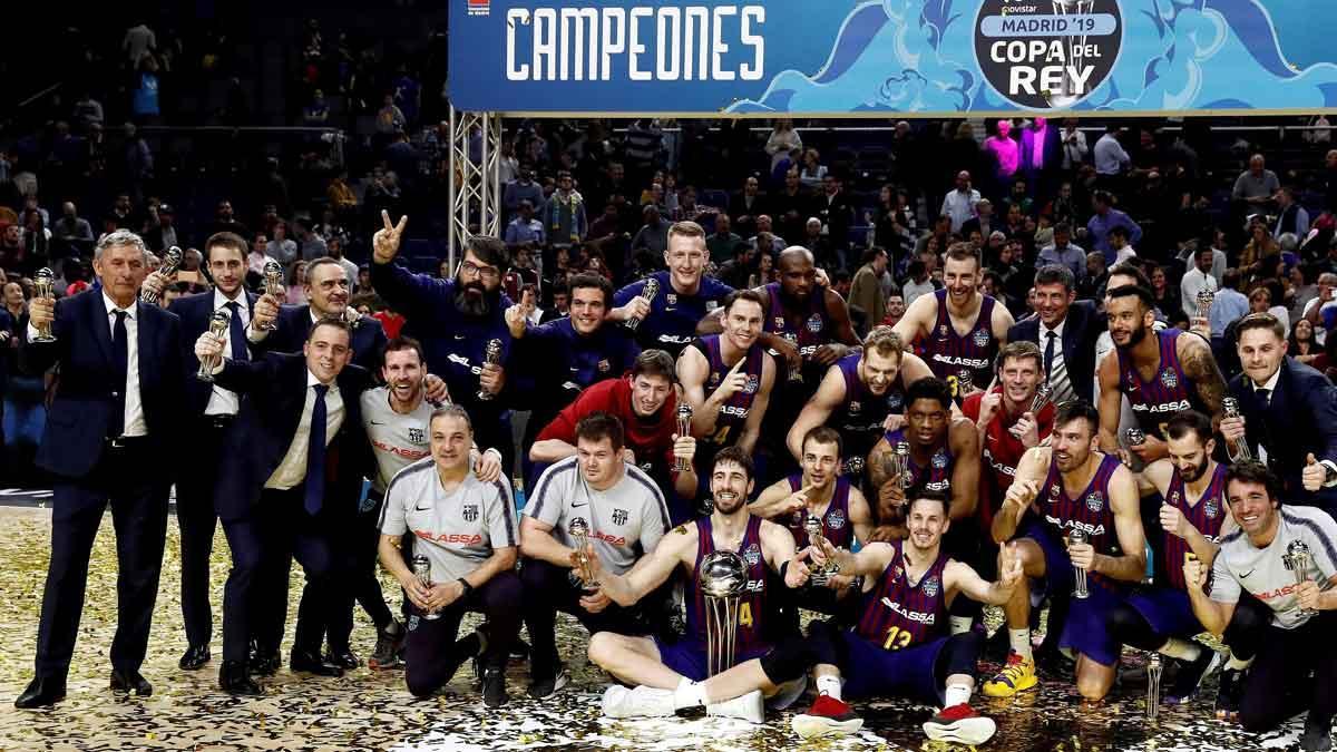 La polémica regresa a la Copa del Rey de baloncesto. En la imagen, los jugadores del Barça posan con el trofeo conseguido.