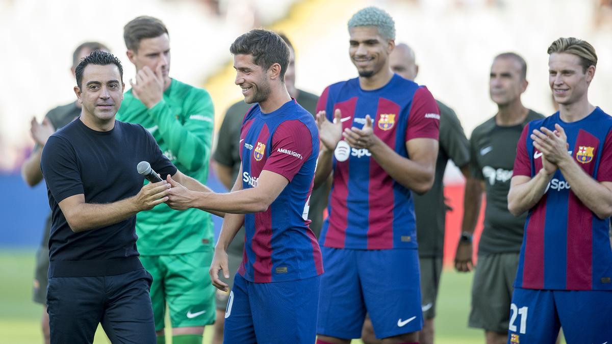 El técnico Xavi Hernández se dirige al público durante la presentación del equipo antes de iniciarse el trofeo Joan Gamper en el estadi Olimpic Lluis Companys en Montjuic, sede del FC Barcelona (Barça) para la temporada 2023-24.