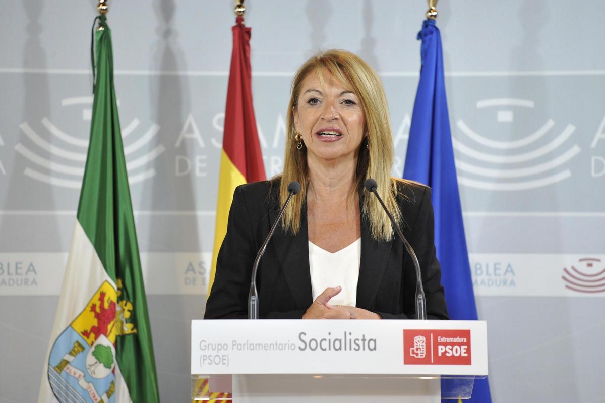 La portavoz del PSOE en la Asamblea de Extremadura, Piedad Álvarez, ofrece una rueda de prensa