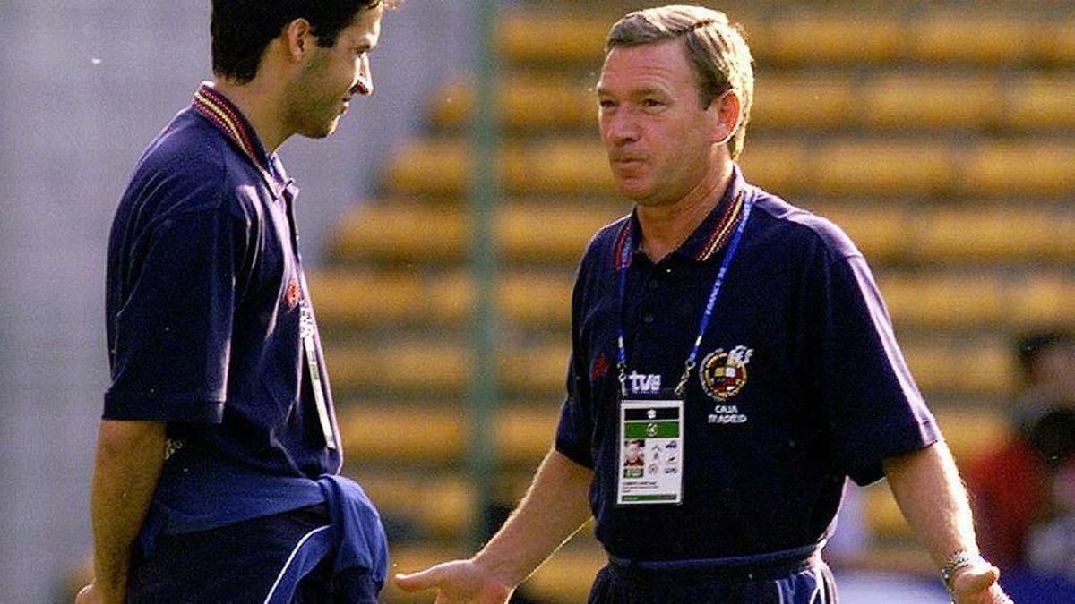 Clemente (derecha) habla con Raúl González durante su etapa como seleccionador.