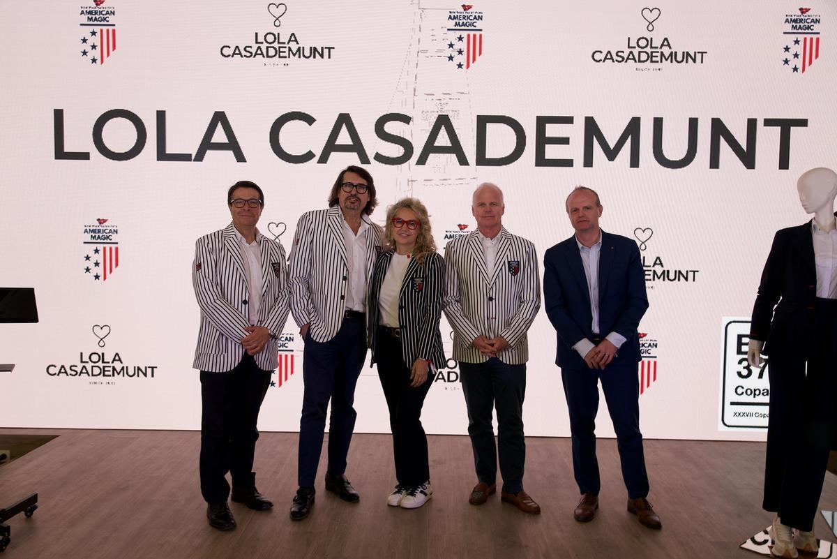 La directora creativa de Lola Casademunt, Maite Gassó Casademunt, en el centro de la imagen, con otros representantes de la firma y del equipo American Magic de la Copa América de vela, además del secretario de Empresa, Albert Castellanos.