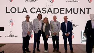 La directora creativa de Lola Casademunt, Maite Gassó Casademunt, en el centro de la imagen, con otros representantes de la firma y del equipo American Magic de la Copa América de vela, además del secretario de Empresa, Albert Castellanos.