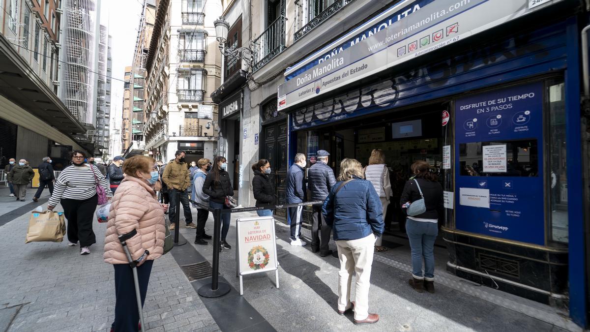 Colas para comprar un décimo para el sorteo de la Lotería de Navidad.