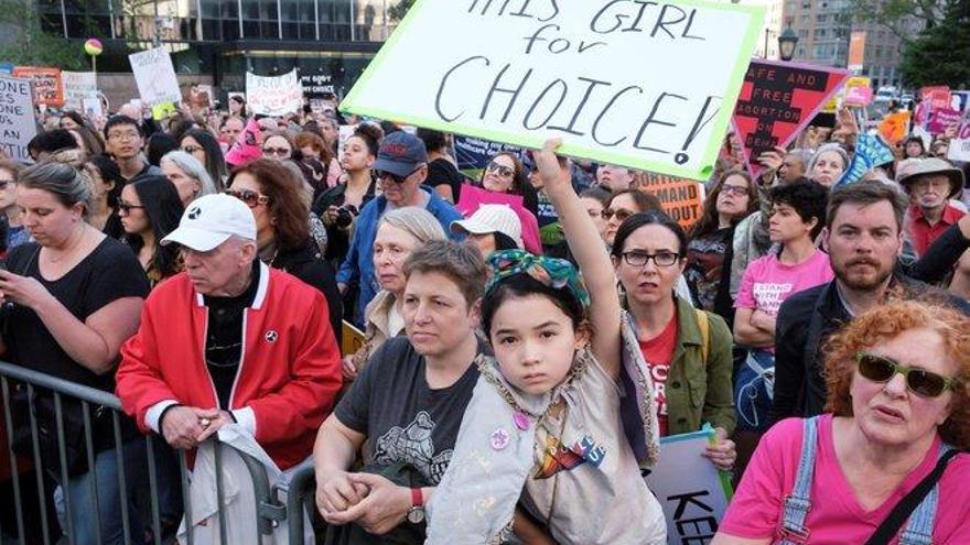 Miles de personas salen para defender el derecho al aborto en los EEUU