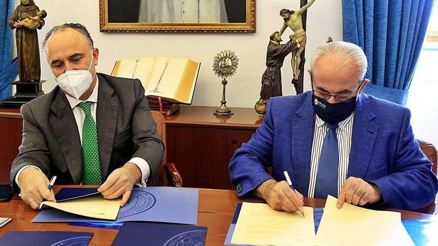 Juan Ignacio Zafra y José Luis Mendoza, durante la firma del convenio