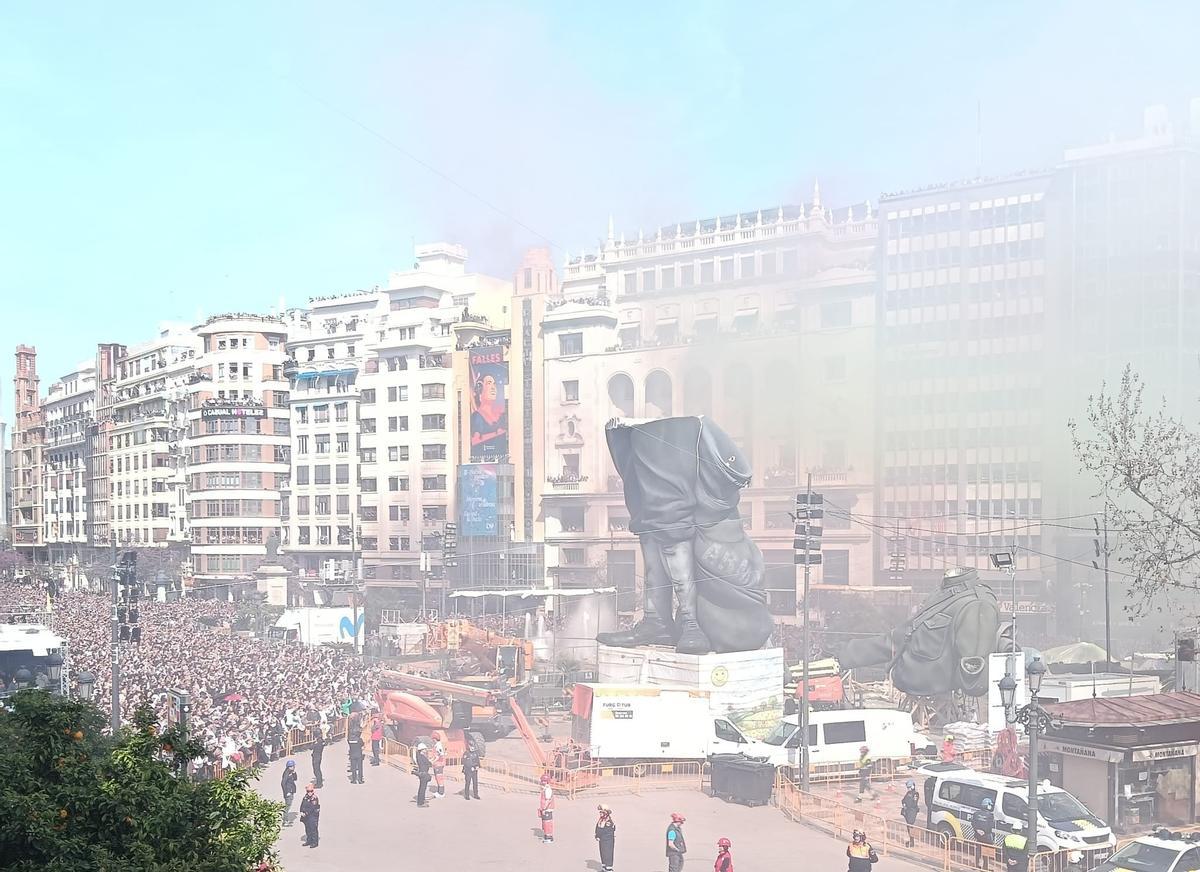 Imagen de la 'mascletà' disparada por Pirotecnia Tomás en la plaza del Ayuntamiento de València con motivo de las Fallas 2026.