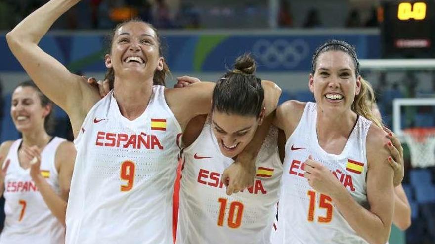 Laia Palau, Marta Xargay y Anna Cruz celebran el pase a semifinales.