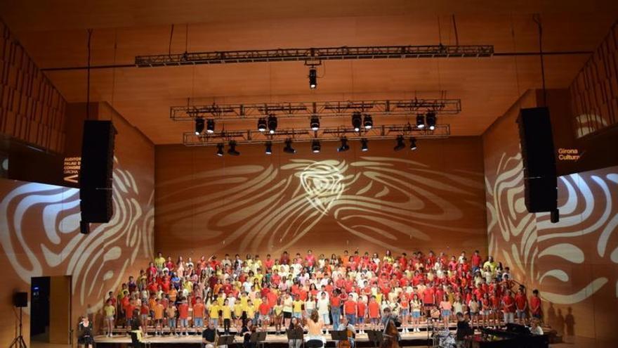 Milers d'infants de Girona participen en la gran cantata inspirada en la cultura mandinga