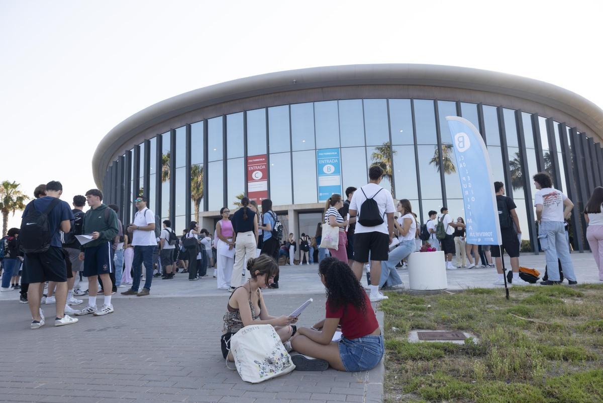 Arrancan los exámenes de la EBAU 2026 en el Auditorio de Torrevieja