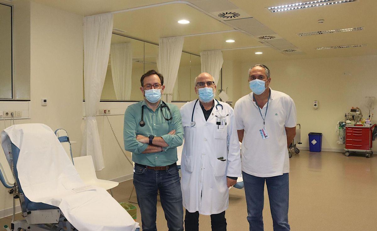 Los tres coordinadores de la septimas jornadas sobre el cancer de pulmon: los doctores Martin Lázaro; el jefe del servicio de Oncologia, Joaquín Casal y Gerardo Huidobro