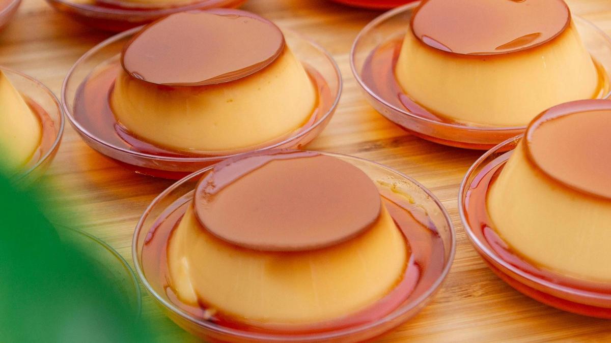Varios flanes servidos en un plato