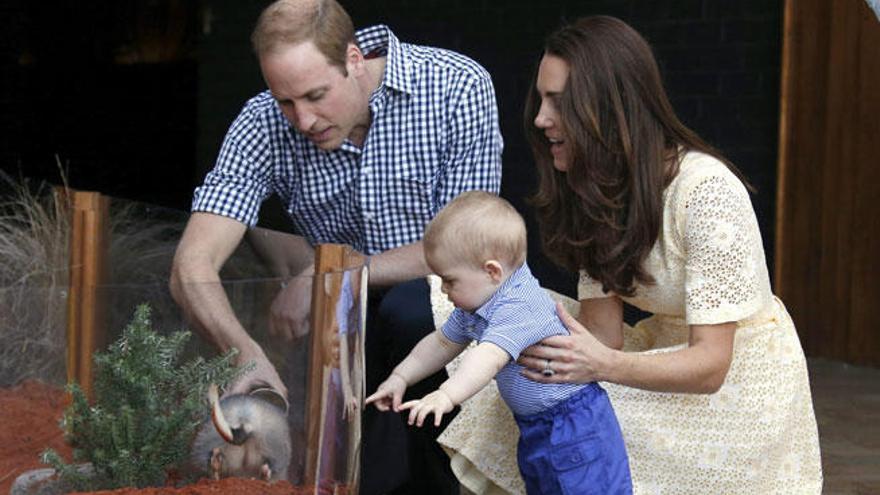 Los duques de Cambridge, con su hijo Jorge.