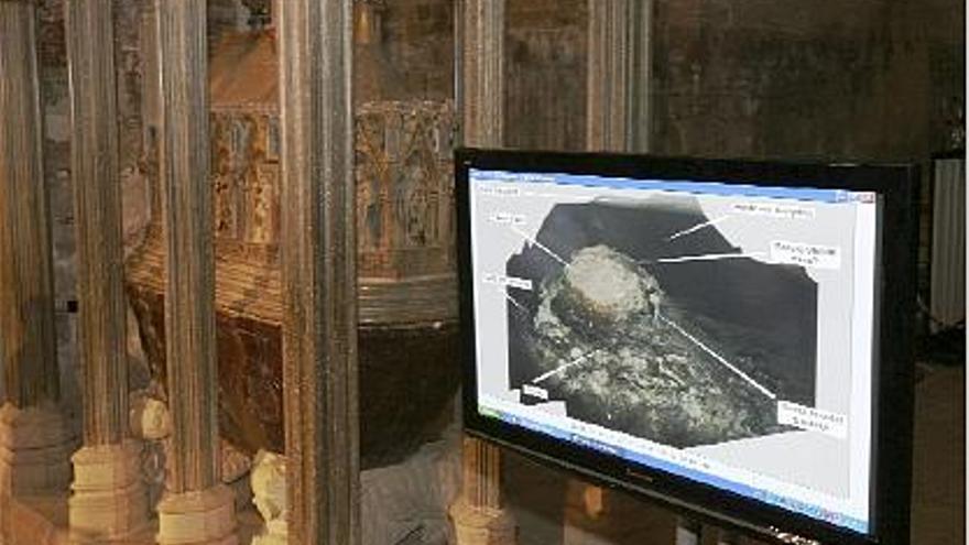 Pantalla junto al sepulcro de Pere el Gran que muestra los restos del cráneo.