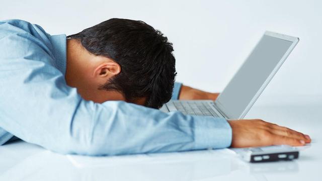 Un ejecutivo con estrés posvacacional.