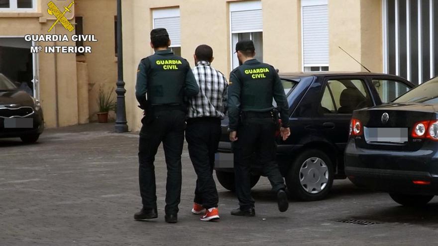 Los agentes arrestan al dueño del local donde se vendía la droga.