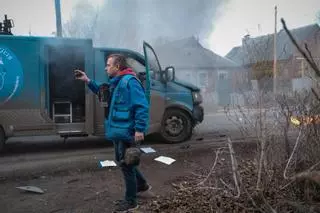 La periodista española María Senovilla sobrevive a un ataque ruso contra el vehículo en el que viajaba en Ucrania