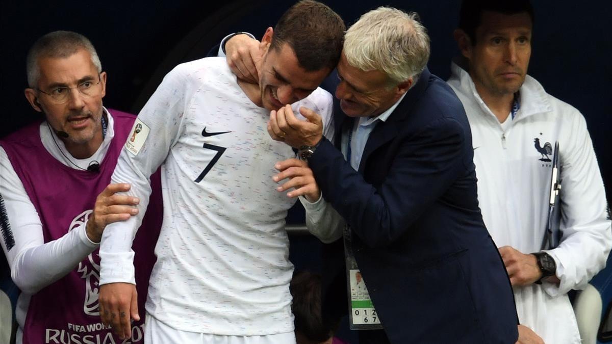 Deschamps felicita a Griezmann tras derrotar a Uruguay.