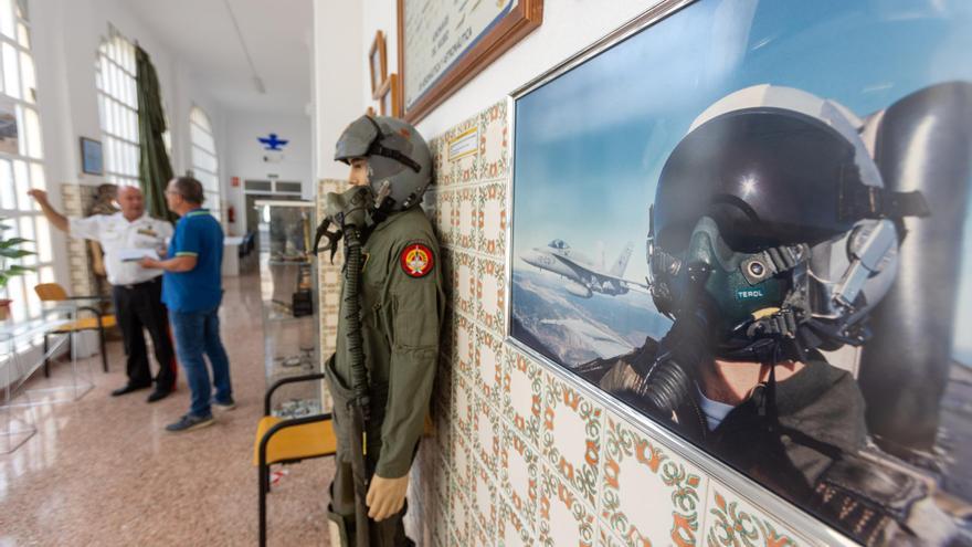 La Subdelegación de Defensa de Alicante expone la historia de las Fuerzas Armadas en su sede