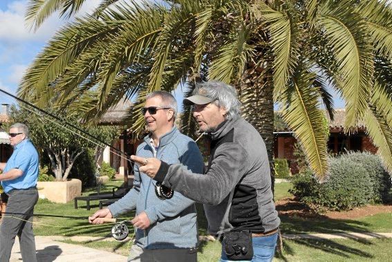 Ein Kölner Unternehmer hat in Cala d’Or einen Kurs in Fliegenfischen organisiert. Ein erster Schritt, die Leidenschaft des Angelwerfens auch auf Mallorca zu etablieren