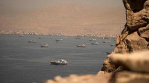 Barcos en el estrecho de Ormuz, vistos desde Musandam, Oman