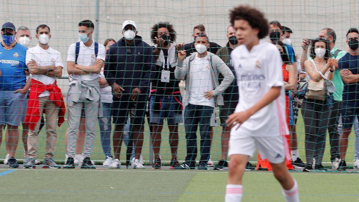 Imagen del hijo de Marcelo, con el futbolista del primer equipo del Real Madrid entre el público.