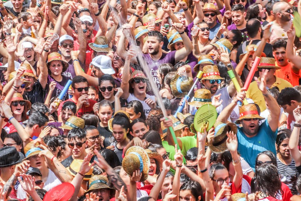 Los catralenses y muchos vecinos de la Vega Baja estallan en alegría y fiesta para iniciar las celebraciones de San Juan con el chupinazo