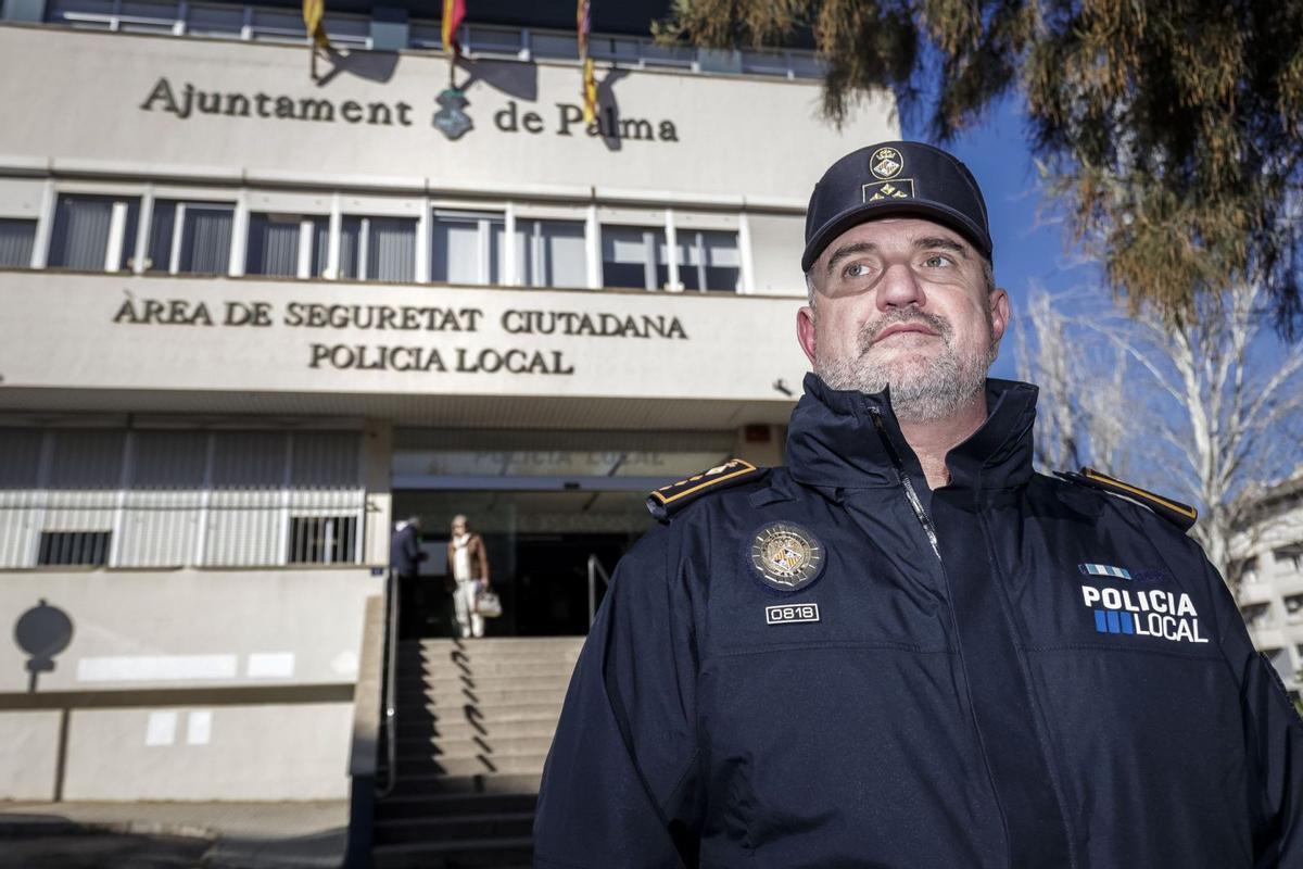 El jefe de la Policía Local de Palma, Guillem Mascaró, ante el cuartel de Sant Ferran.