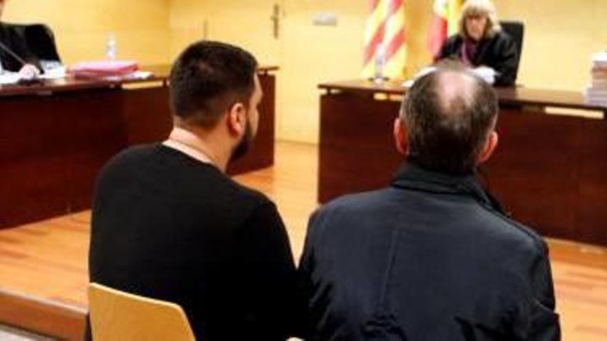 A l&#039;esquerra, l&#039;acusat, abans del judici a l&#039;audiència.