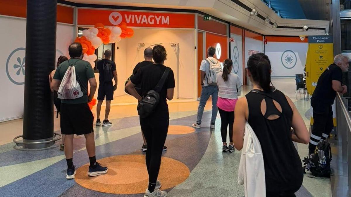 Los usuarios afectados, a las puertas del gimnasio.